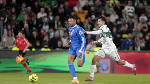 Chust intenta alcanzar a Mbappé en el Elche-Real Madrid de la pasada temporada. Chust intenta alcanzar a Mbappé en el Elche-Real Madrid de la pasada temporada.