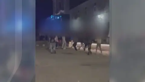 Unanimidad entre los grupos municipales en Raxoi para condenar la agresión a dos jóvenes en 19 y 20 años durante las fiesta de la Mercé de Conxo Unanimidad entre los grupos municipales en Raxoi para condenar la agresión a dos jóvenes en 19 y 20 años durante las fiesta de la Mercé de Conxo