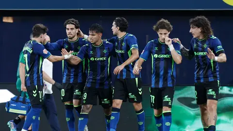 Varios jugadores béticos celebran uno de los tantos verdiblancos en La Cerámica. Varios jugadores béticos celebran uno de los tantos verdiblancos en La Cerámica.