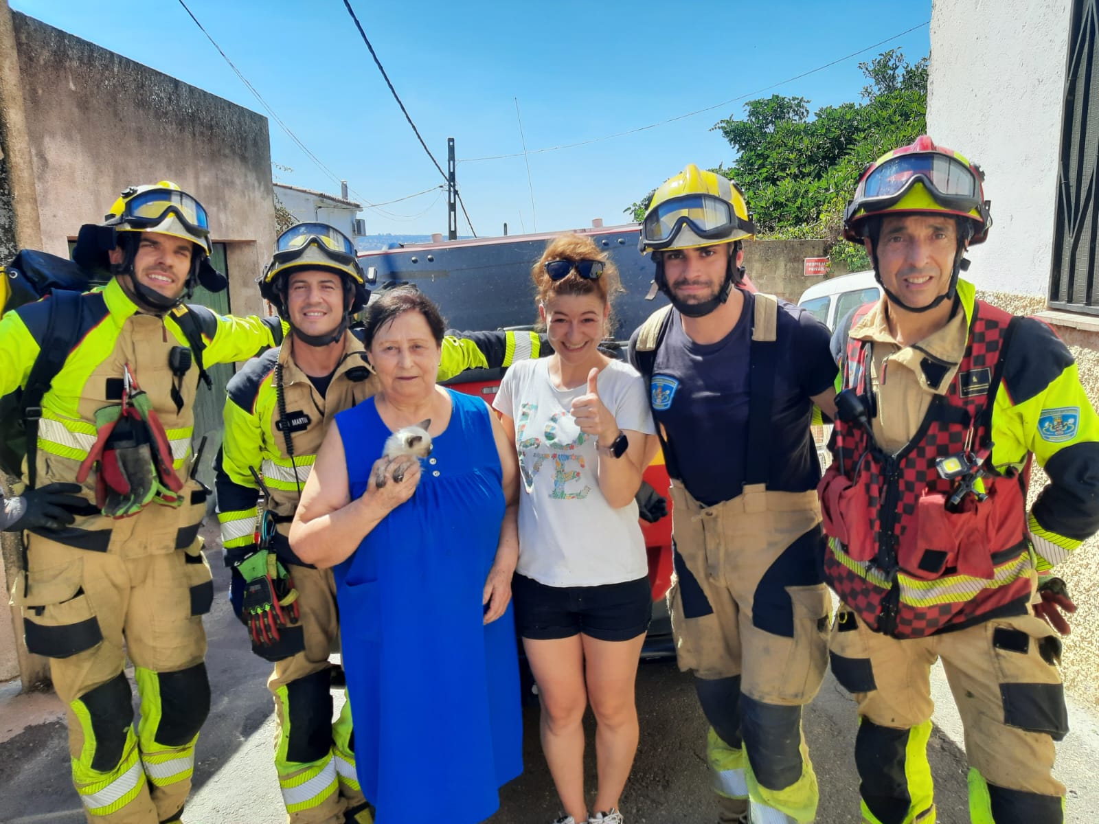 Bomberos de la Diputación de Cáceres rescatan a un gato de un pozo abandonado Bomberos de la Diputación de Cáceres rescatan a un gato de un pozo abandonado