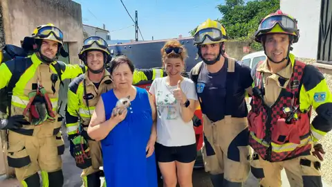 Bomberos de la Diputación de Cáceres rescatan a un gato de un pozo abandonado Bomberos de la Diputación de Cáceres rescatan a un gato de un pozo abandonado