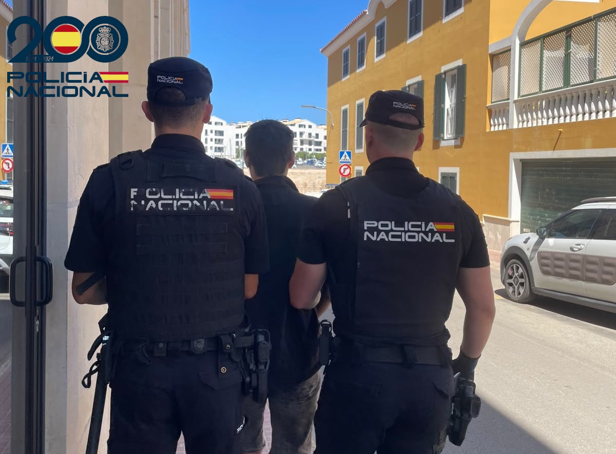 Detenido en Ciutadella un hombre acusado de vender marihuana a menores en la playa Detenido en Ciutadella un hombre acusado de vender marihuana a menores en la playa