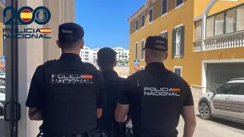 Detenido en Ciutadella un hombre acusado de vender marihuana a menores en la playa Detenido en Ciutadella un hombre acusado de vender marihuana a menores en la playa