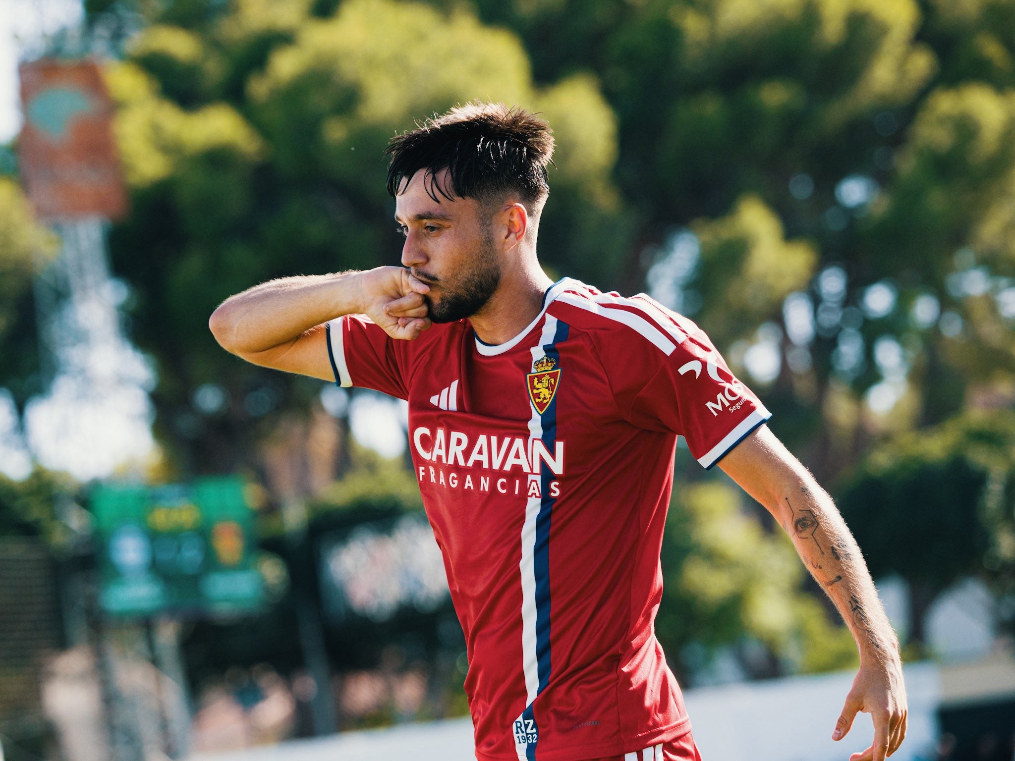 Jardí celebra su golazo en el estadio de Torremolinos Jardí celebra su golazo en el estadio de Torremolinos