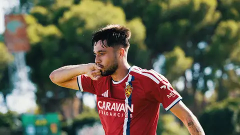 Jardí celebra su golazo en el estadio de Torremolinos Jardí celebra su golazo en el estadio de Torremolinos