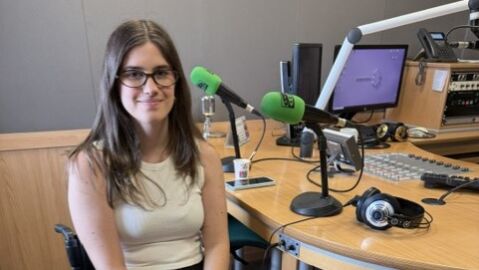 La joven mallorquina Marta Sevilla en los estudios de Onda Cero Mallorca