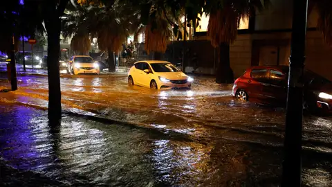 Coches circulan por una calle inundada tras las fuertes lluvias caídas en Valencia Coches circulan por una calle inundada tras las fuertes lluvias caídas en Valencia