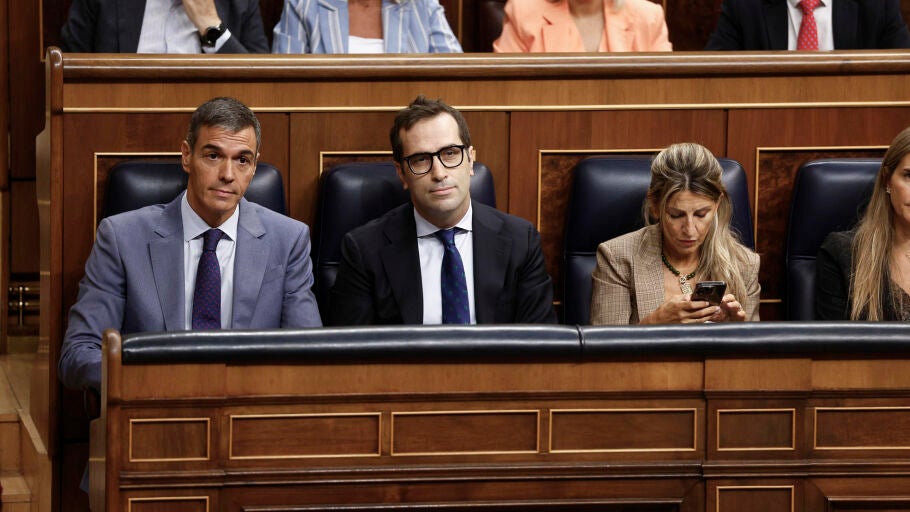El presidente del Gobierno, Pedro S&aacute;nchez (i) junto con el vicepresidente primero y ministro de Econom&iacute;a Carlos Cuerpo (c) y la vicepresidenta segunda y ministra de Trabajo, Yolanda D&iacute;az