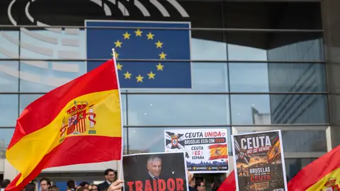 Varias personas sostienen banderas de España durante una concentración convocada por el Partido Popular "en apoyo y solidaridad" con el pueblo de Ceuta, a 2 de septiembre de 2026, en Bruselas (Bélgica). Varias personas sostienen banderas de España durante una concentración convocada por el Partido Popular "en apoyo y solidaridad" con el pueblo de Ceuta, a 2 de septiembre de 2026, en Bruselas (Bélgica).