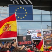 Varias personas sostienen banderas de España durante una concentración convocada por el Partido Popular "en apoyo y solidaridad" con el pueblo de Ceuta, a 2 de septiembre de 2026, en Bruselas (Bélgica). Varias personas sostienen banderas de España durante una concentración convocada por el Partido Popular "en apoyo y solidaridad" con el pueblo de Ceuta, a 2 de septiembre de 2026, en Bruselas (Bélgica).