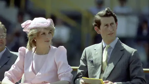 El hermano de Lady Di asegura que Carlos habló de su muerte "como si hubiera ganado la lotería" El hermano de Lady Di asegura que Carlos habló de su muerte "como si hubiera ganado la lotería"