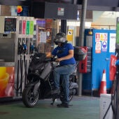 Una motocicleta parando en una gasolinera