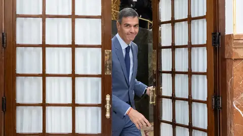 Pedro Sánchez saliendo del Congreso de los Diputados Pedro Sánchez saliendo del Congreso de los Diputados