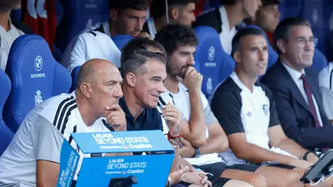 El entrenador del Sevilla, Luis García (2i), durante el encuentro de la sexta jornada de LaLiga EA Sports disputado este miércoles en el estadio de Riazor de A Coruña entre el Deportivo de A Coruña y el Sevilla FC. El entrenador del Sevilla, Luis García (2i), durante el encuentro de la sexta jornada de LaLiga EA Sports disputado este miércoles en el estadio de Riazor de A Coruña entre el Deportivo de A Coruña y el Sevilla FC.