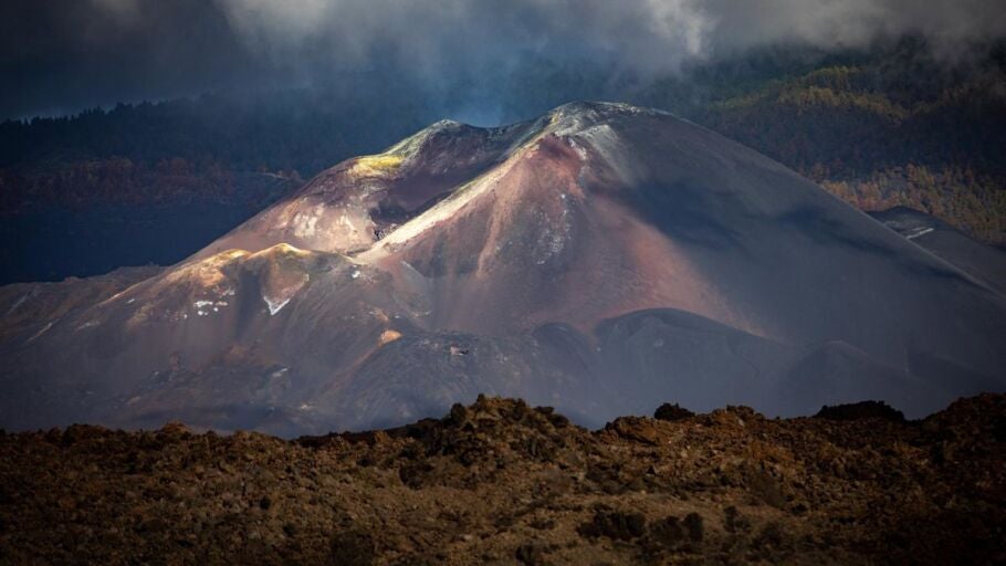 Volc&aacute;n de La Palma en erupci&oacute;n 