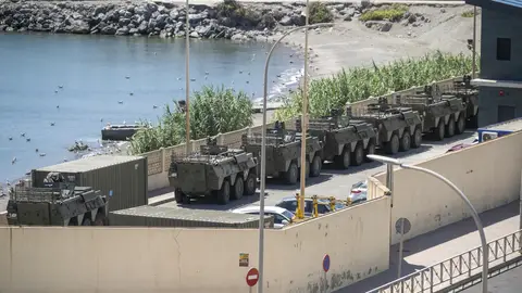 Vista de la frontera con varios acorazados militares, en Ceuta. Vista de la frontera con varios acorazados militares, en Ceuta.