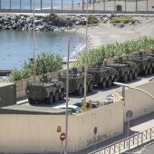 Vista de la frontera con varios acorazados militares, en Ceuta.