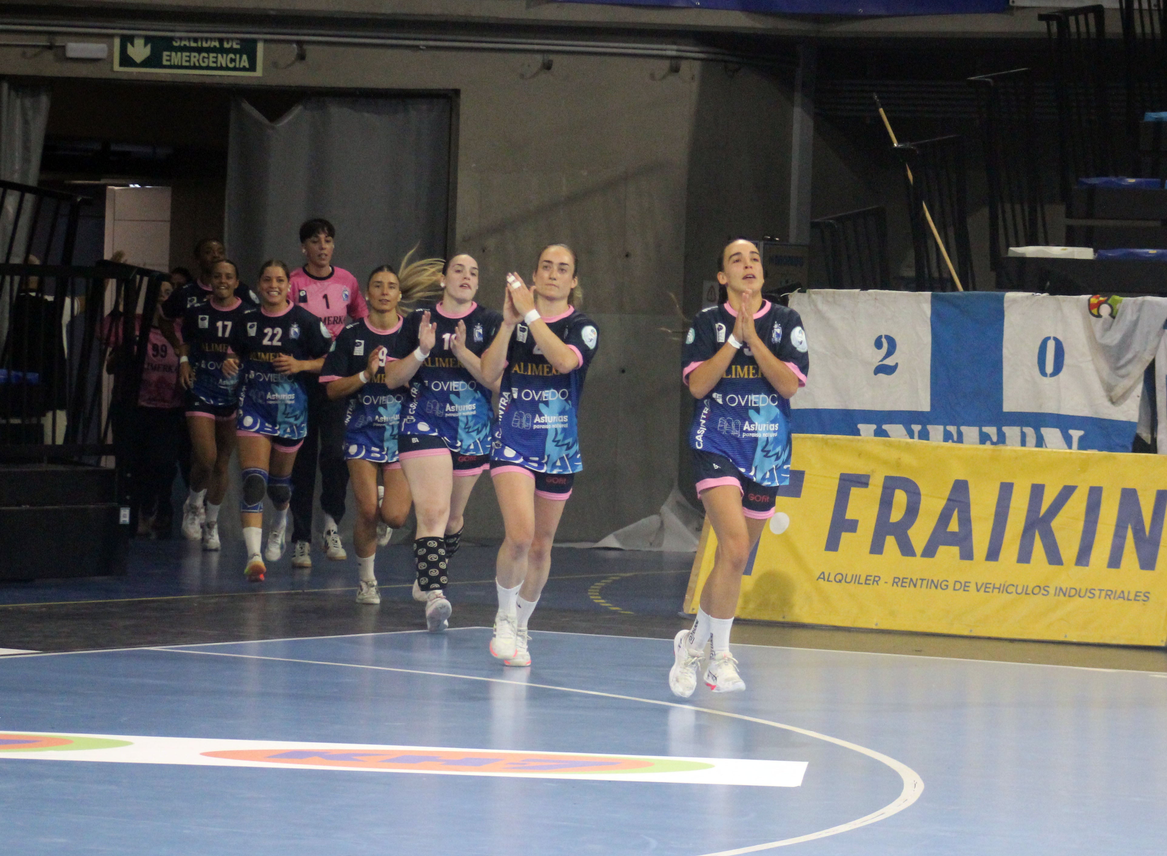 Primer triunfo de la temporada del Lobas Alimerka Oviedo y derrota del Confía Base en el debut Primer triunfo de la temporada del Lobas Alimerka Oviedo y derrota del Confía Base en el debut