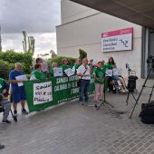 Concentración a las puertas de las Consultas Externas del Hospital Universitario de Torrevieja