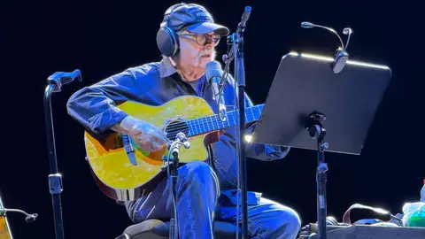 Silvio Rodríguez recorre cinco décadas de canciones en su concierto en Roig Arena Silvio Rodríguez recorre cinco décadas de canciones en su concierto en Roig Arena