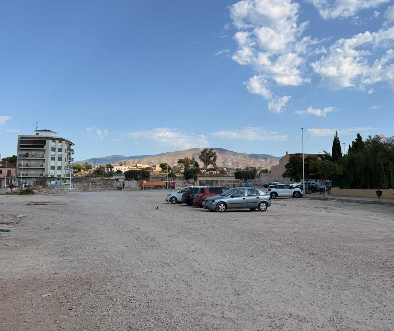 Desde este jueves no se puede aparcar en el aparcamiento provisional de la Calle Altea, junto al colegio Poble Nou de Villajoyosa Desde este jueves no se puede aparcar en el aparcamiento provisional de la Calle Altea, junto al colegio Poble Nou de Villajoyosa