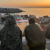 Unos migrantes que viven en las chozas de la playa Benítez de Ceuta.