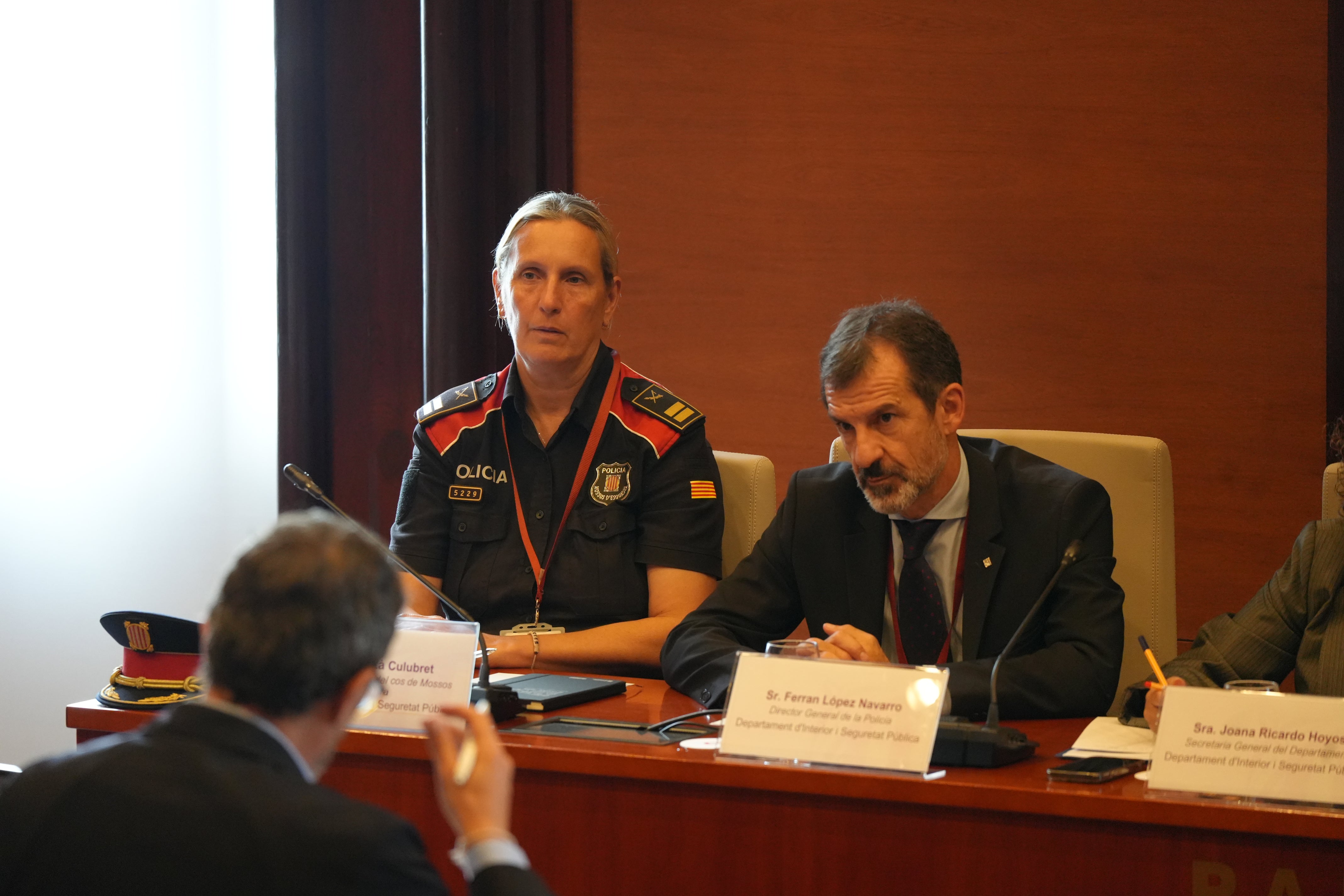Parlon defensa els canvis als Mossos i es queda sola davant les crítiques dels grups parlamentaris Parlon defensa els canvis als Mossos i es queda sola davant les crítiques dels grups parlamentaris