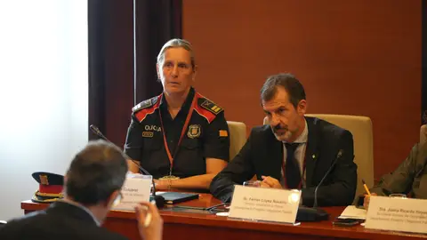 Parlon defensa els canvis als Mossos i es queda sola davant les crítiques dels grups parlamentaris Parlon defensa els canvis als Mossos i es queda sola davant les crítiques dels grups parlamentaris