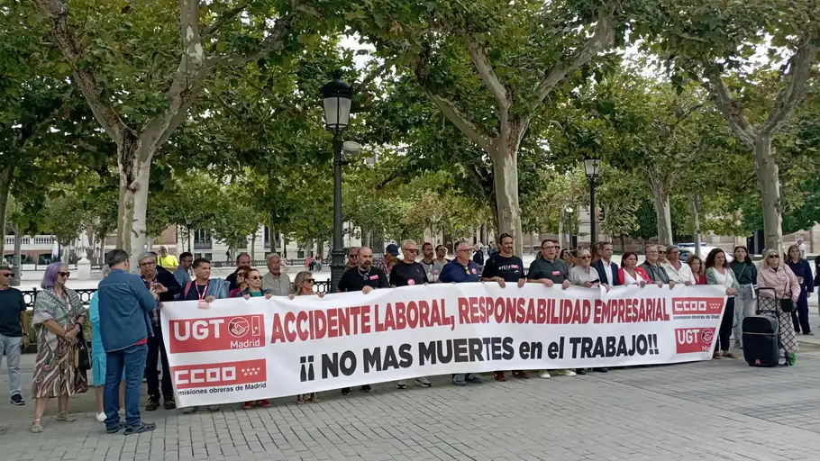 Los sindicatos mayoritarios en la comarca del Henares se concentran para reclamar más medios y vigilancia en materia de prevención de riesgos laborales Concentración de sindicatos en Alcalá de Henares