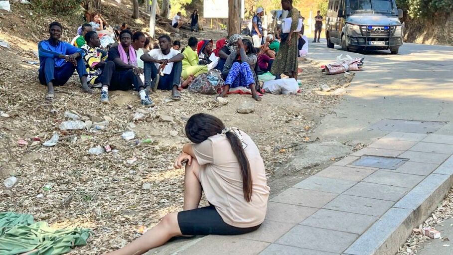 Los j&oacute;venes inmigrantes que duermen en la calle esperan para acceder al Centro de Estancia Temporal de Inmigrantes (CETI), tras acceder a Ceuta. 