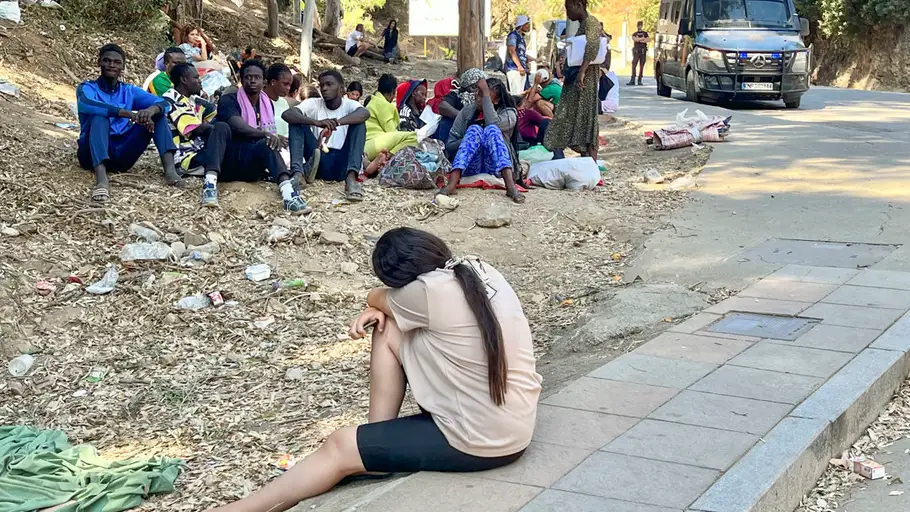 Los jóvenes inmigrantes que duermen en la calle esperan para acceder al Centro de Estancia Temporal de Inmigrantes (CETI), tras acceder a Ceuta. Los jóvenes inmigrantes que duermen en la calle esperan para acceder al Centro de Estancia Temporal de Inmigrantes (CETI), tras acceder a Ceuta.