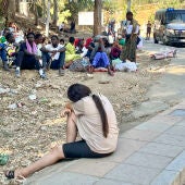 Los jóvenes inmigrantes que duermen en la calle esperan para acceder al Centro de Estancia Temporal de Inmigrantes (CETI), tras acceder a Ceuta. 