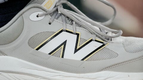 El logotipo de New Balance en unas zapatillas deportivas
