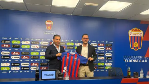 Javi Calleja y Víctor Lafuente, en la presentación del nuevo entrenador del CD Eldense. Javi Calleja y Víctor Lafuente, en la presentación del nuevo entrenador del CD Eldense.