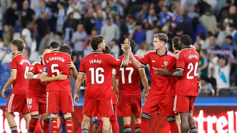 Los jugadores del Sevilla celebran la victoria al término del partido de la sexta jornada de LaLiga de fútbol que Deportivo de A Coruña y Sevilla FC han disputado este miércoles en el estadio de Riazor. Los jugadores del Sevilla celebran la victoria al término del partido de la sexta jornada de LaLiga de fútbol que Deportivo de A Coruña y Sevilla FC han disputado este miércoles en el estadio de Riazor.