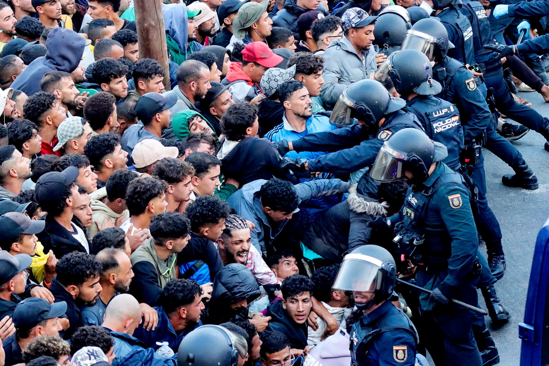 Última hora de la crisis migratoria en Ceuta, en directo: Caos en el traslado de las playas y disparos al aire de la Policía tras no poder controlar a la multitud Última hora de la crisis migratoria en Ceuta, en directo: Caos en el traslado de las playas y disparos al aire de la Policía tras no poder controlar a la multitud