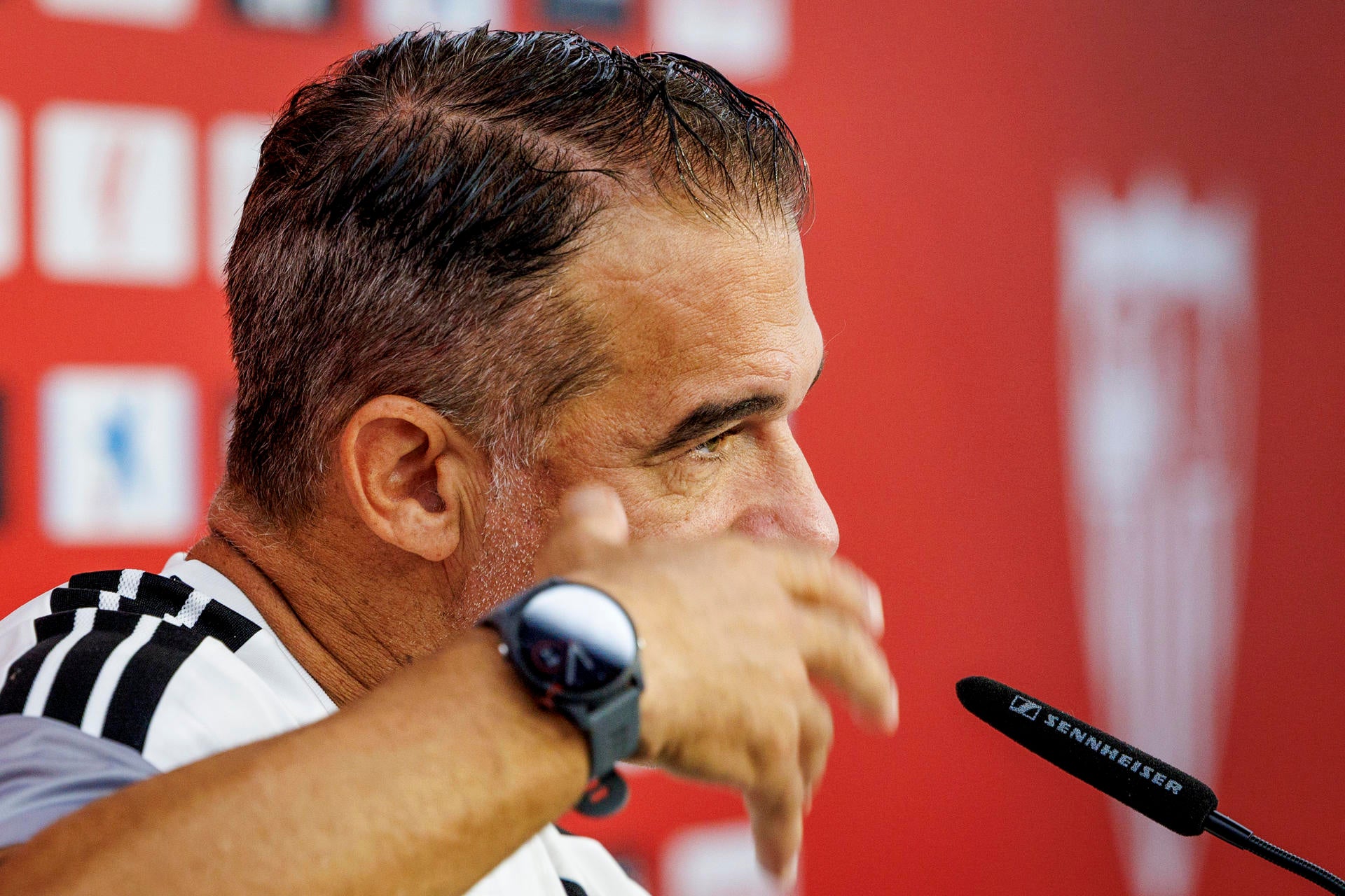 El entrenador del Sevilla Luis García Plaza durante la rueda de prensa tras el entrenamiento del equipo este viernes en Sevilla previo a su enfrentamiento liguero contra el FC Barcelona de mañana. El entrenador del Sevilla Luis García Plaza durante la rueda de prensa tras el entrenamiento del equipo este viernes en Sevilla previo a su enfrentamiento liguero contra el FC Barcelona de mañana.