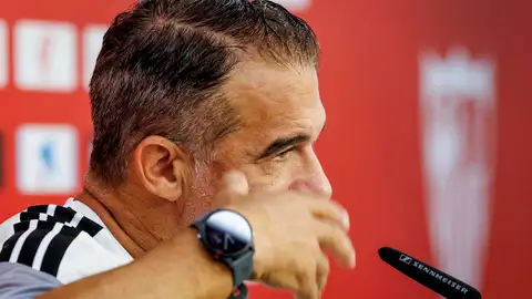 El entrenador del Sevilla Luis García Plaza durante la rueda de prensa tras el entrenamiento del equipo este viernes en Sevilla previo a su enfrentamiento liguero contra el FC Barcelona de mañana. El entrenador del Sevilla Luis García Plaza durante la rueda de prensa tras el entrenamiento del equipo este viernes en Sevilla previo a su enfrentamiento liguero contra el FC Barcelona de mañana.