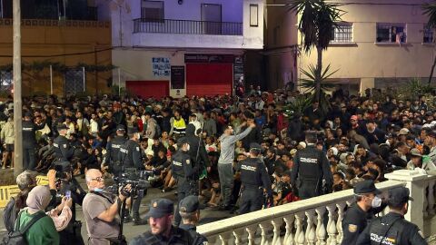 Imagen del traslado de migrantes de las playas al puerto de Ceuta