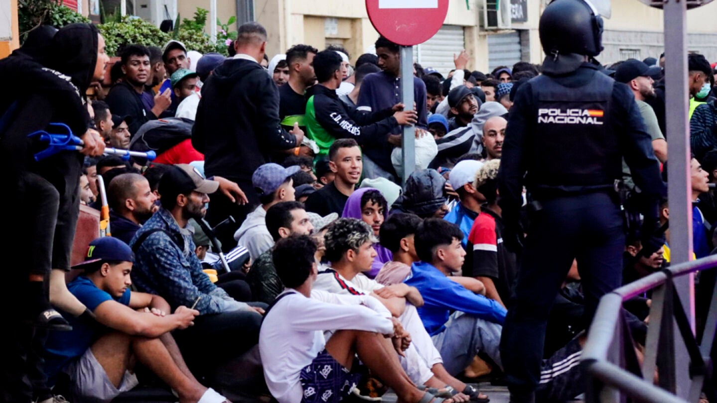 Traslado de migrantes asentados en la playa de Ben&iacute;tez, este viernes./ EFE/Reduan