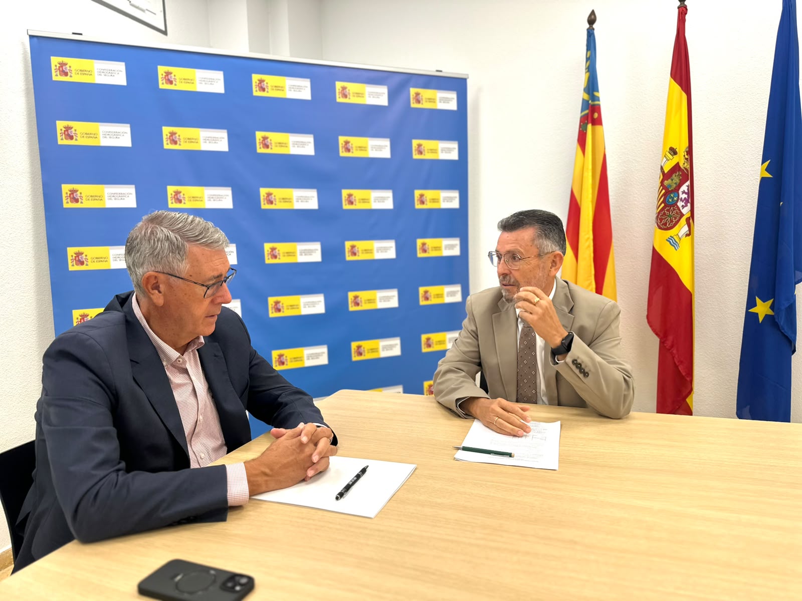 El presidente de la CHS, Mario Urrea (izq,), y Manuel Pineda, subdelegado del Gobierno en Alicante, reunidos esta mañana El presidente de la CHS, Mario Urrea (izq,), y Manuel Pineda, subdelegado del Gobierno en Alicante, reunidos esta mañana