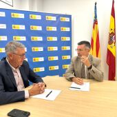 El presidente de la CHS, Mario Urrea (izq,), y Manuel Pineda, subdelegado del Gobierno en Alicante, reunidos esta mañana 