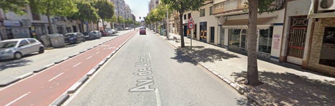 Un agente de la Policía Local de Elche es atendido por inhalación de humo en el incendio de una vivienda de la avenida de Alicante Un agente de la Policía Local de Elche es atendido por inhalación de humo en el incendio de una vivienda de la avenida de Alicante