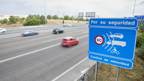 Una señal con limitación de velocidad Una señal con limitación de velocidad
