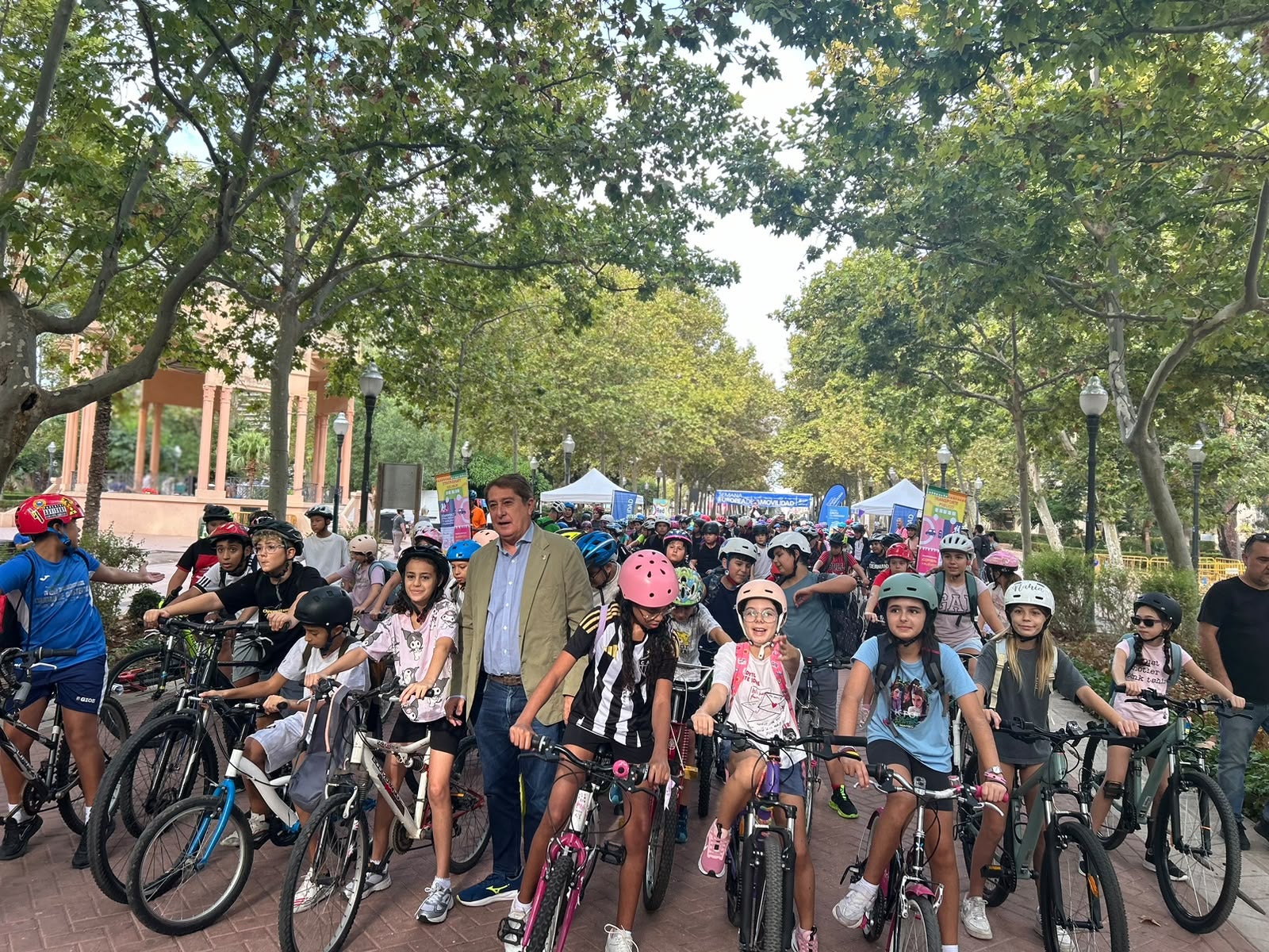 Cerca de 300 escolares llenan de bicicletas el Parque Ribalta para reivindicar una movilidad más sostenible Cerca de 300 escolares llenan de bicicletas el Parque Ribalta para reivindicar una movilidad más sostenible