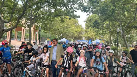 Cerca de 300 escolares llenan de bicicletas el Parque Ribalta para reivindicar una movilidad más sostenible Cerca de 300 escolares llenan de bicicletas el Parque Ribalta para reivindicar una movilidad más sostenible
