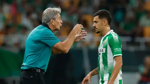 Manuel Pellegrini da indicaciones a Dani Ceballos. Manuel Pellegrini da indicaciones a Dani Ceballos.