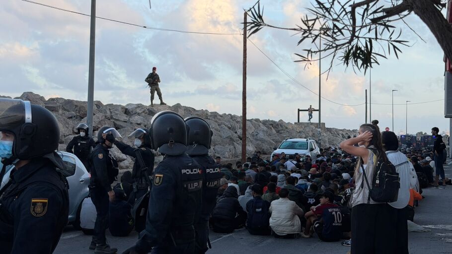 Los Cuerpos de Seguridad del Estado organizan a los migrantes para su traslado al Puerto de Ceuta, a 18 de septiembre de 2026, en Ceuta (Espa&ntilde;a).
