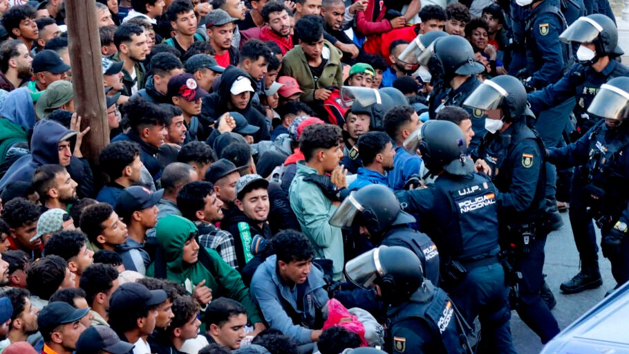 raslado de migrantes asentados en la playa de Benítez