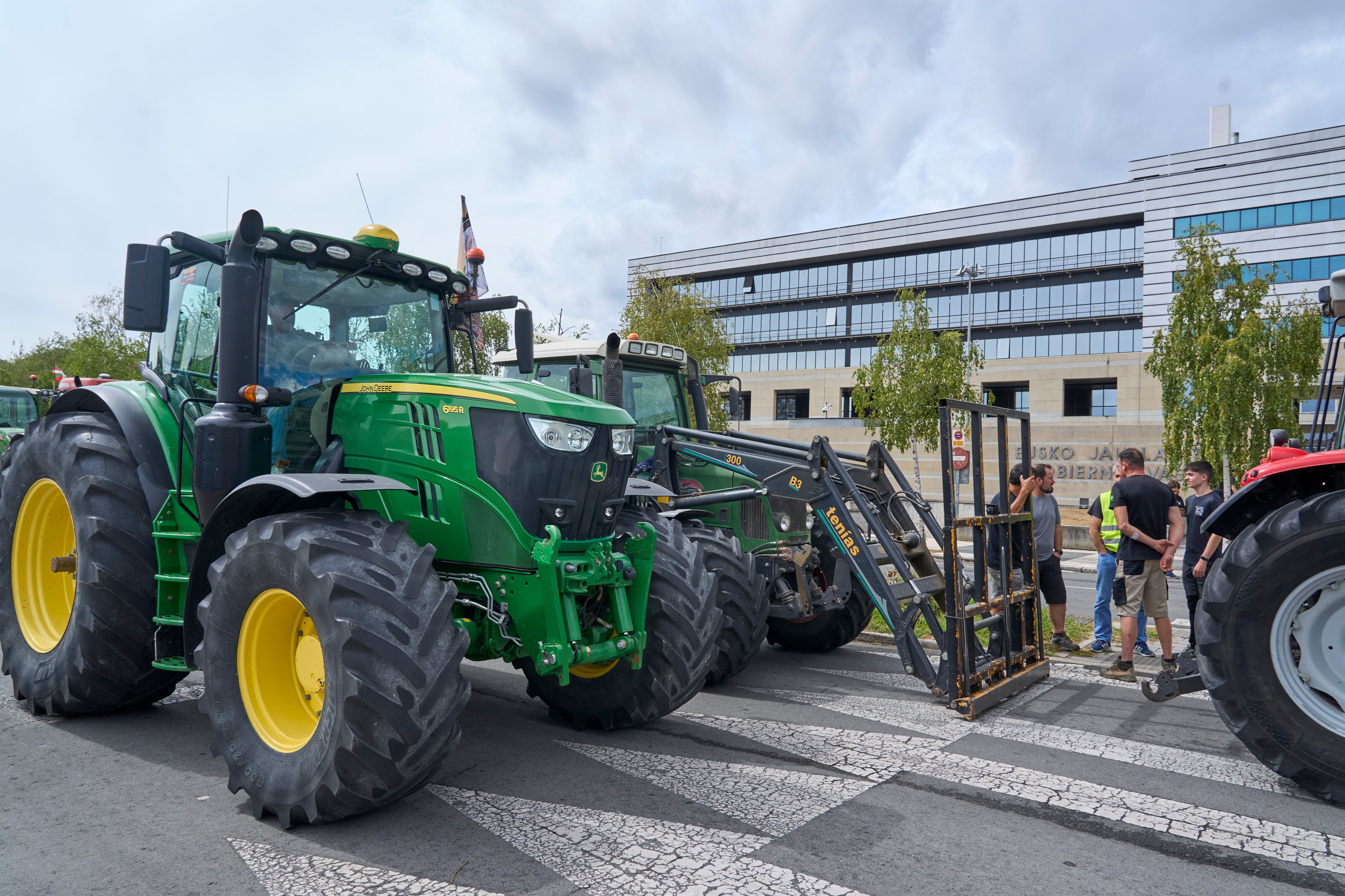 Los agricultores anuncian movilizaciones en toda España por la subida "inasumible" del gasóleo Los agricultores anuncian movilizaciones en toda España por la subida "inasumible" del gasóleo